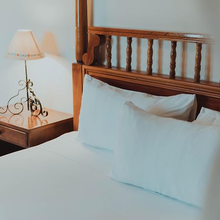 Casa Del Balam Мерида Экстерьер фото A bed with a nightstand