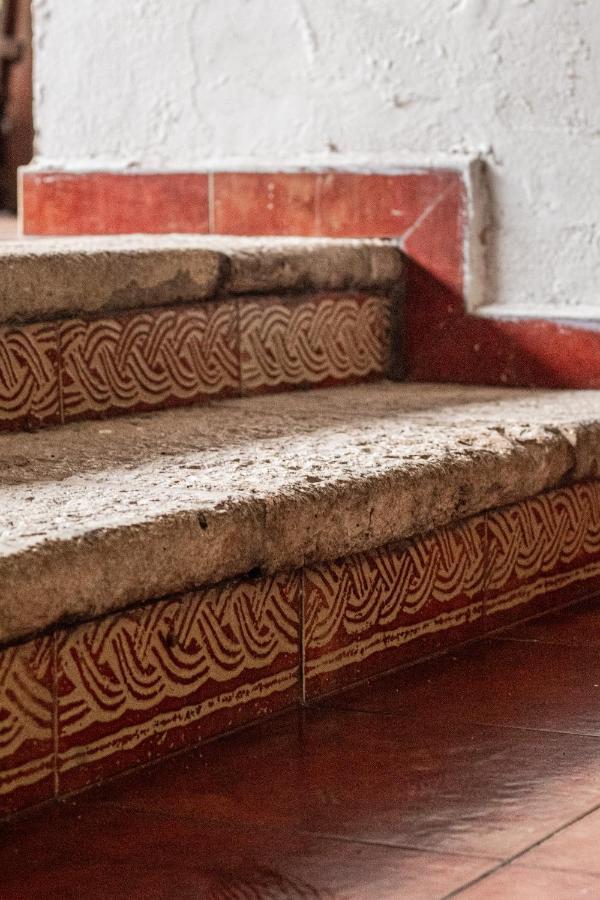 Casa Del Balam Мерида Экстерьер фото Detail of the steps