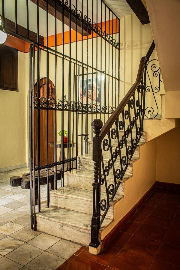Casa Del Balam Мерида Экстерьер фото Staircase