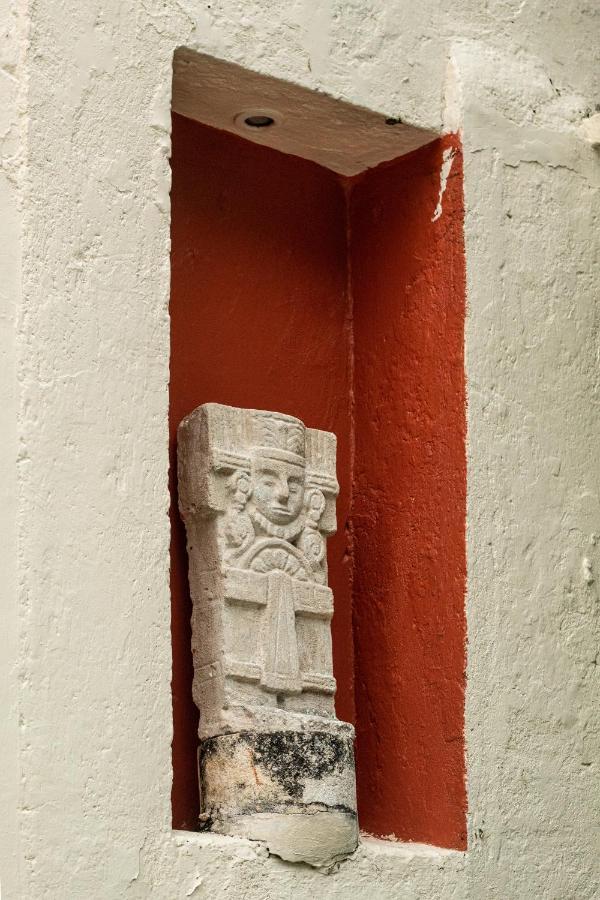 Casa Del Balam Мерида Экстерьер фото A stone carving of a figure with a headdress and a long beard, from the 10th century BC, found in the city of Ur, Iraq.