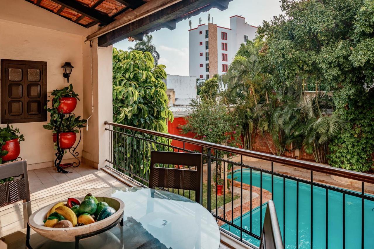 Casa Del Balam Мерида Экстерьер фото A balcony in a house