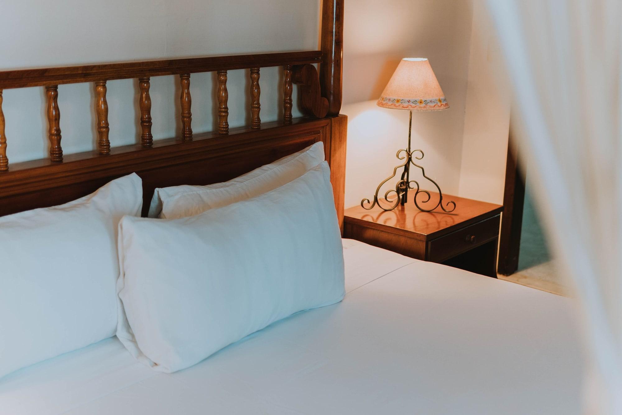 Casa Del Balam Мерида Экстерьер фото A bed with two pillows