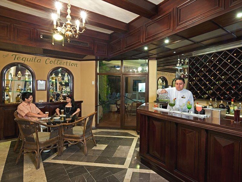 Casa Del Balam Мерида Экстерьер фото The bar at the hotel